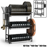 Escurridor de platos 3 niveles con platos, cubiertos y tabla de picar